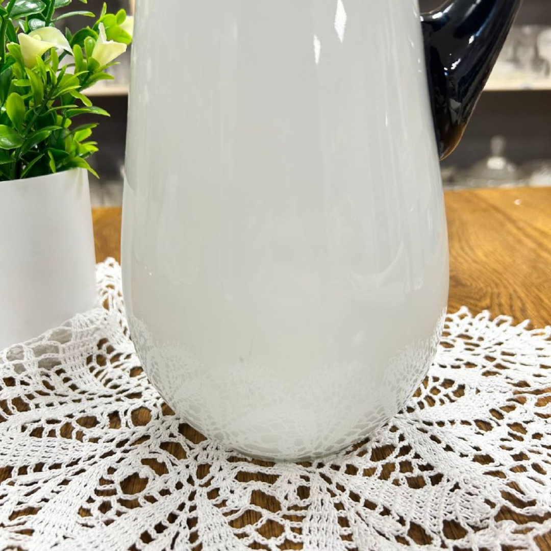 Кувшин из молочного секла с цветного прилепной ручкой черного цвета. Винтаж. Картинка 4